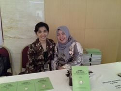 dr. Jenty dan dr. Lilik penjual buku standart klini prarama di stand PKFI , ayo buru an beli.....